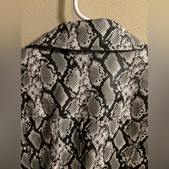 Kensie Python Snake Print Jacket (Crop) - size Medium - Picture 6 of 11